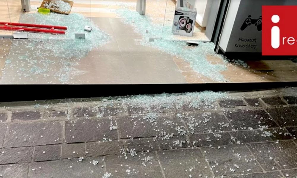 Σοκαριστικό βίντεο: Σε 45 δευτερόλεπτα "ξάφρισαν" ένα κατάστημα κινητών